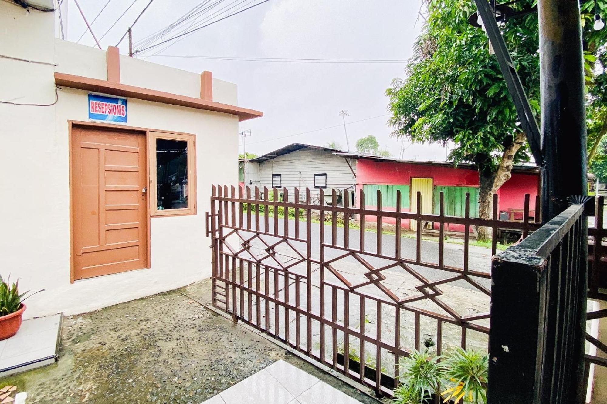 Reddoorz Syariah At Sipayung Homestay Stabat Exterior photo