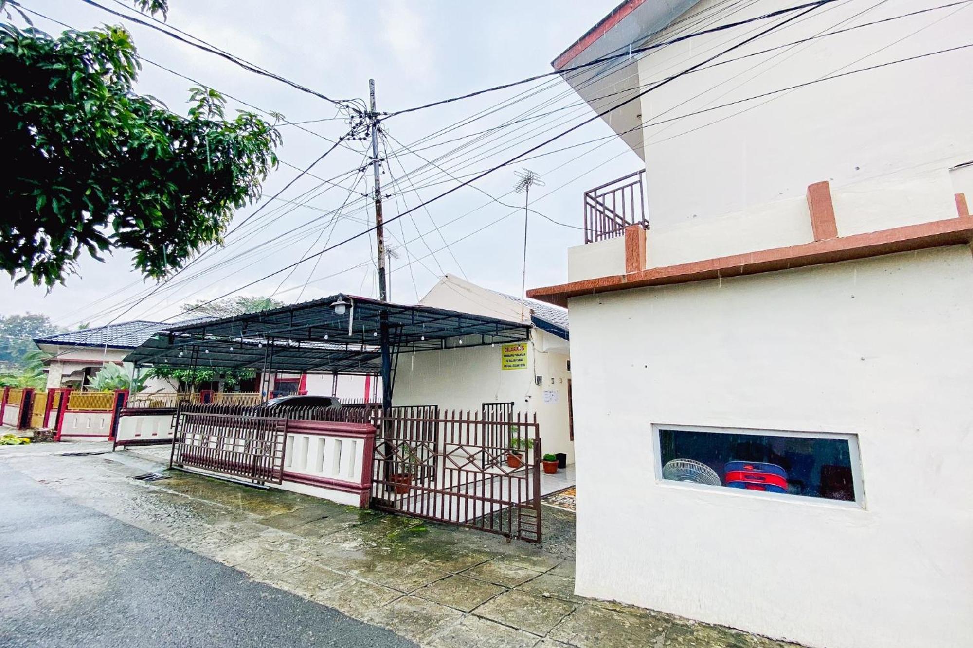 Reddoorz Syariah At Sipayung Homestay Stabat Exterior photo